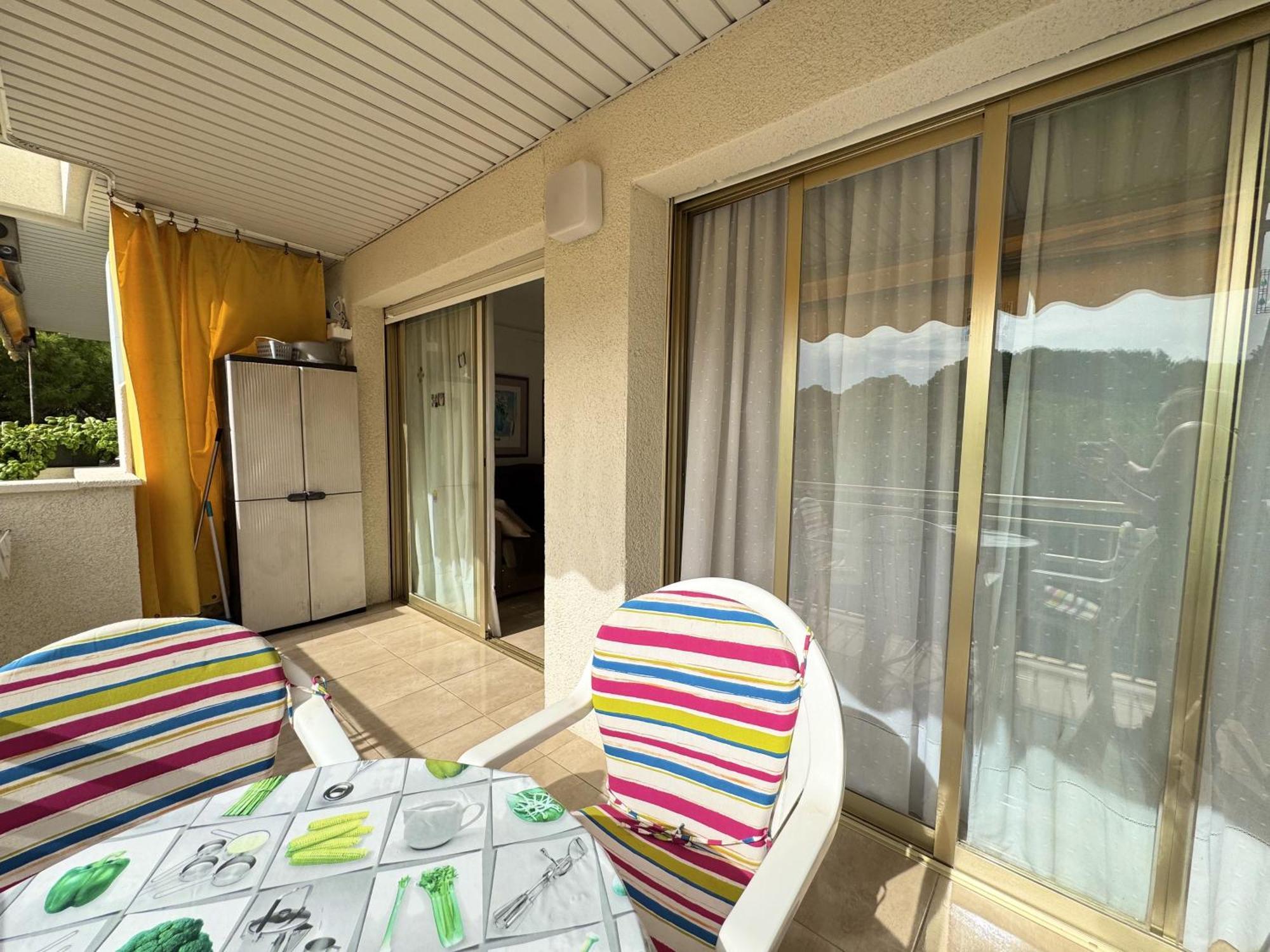 Apartsalou Penedes Luaran gambar